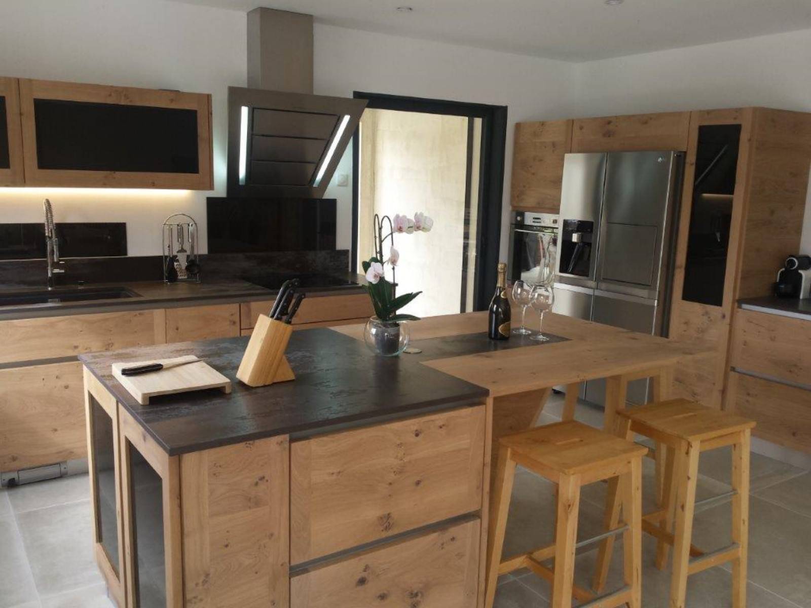 Vous cherchez un fabricant de cuisine contemporaine avec ilot central?