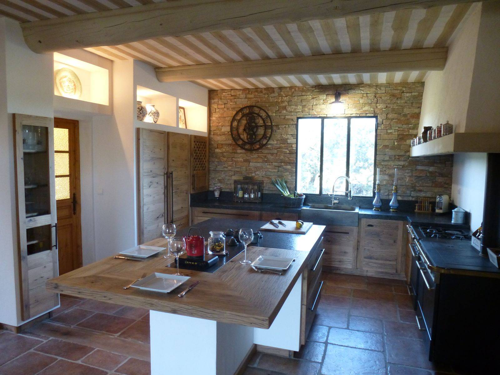 plafond de l'ISLE dans cette cuisine provençale à NIMES