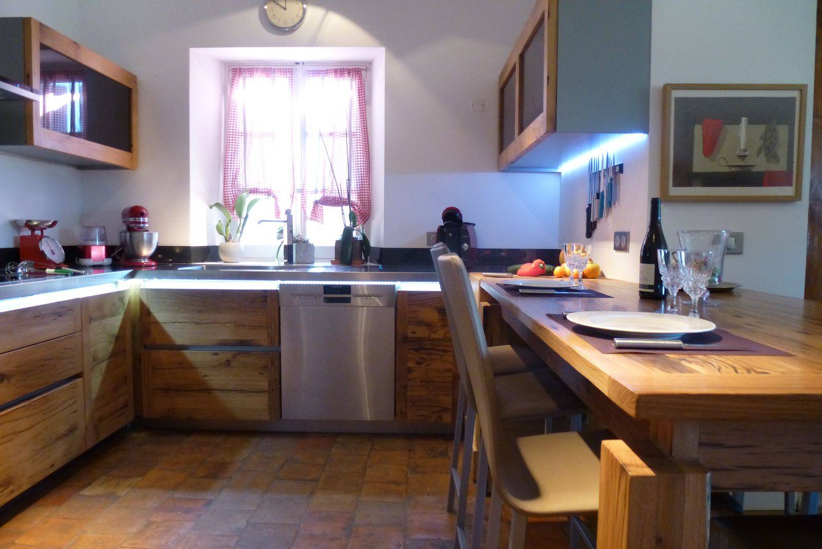 cuisine en chêne réalisée à Bonnieux dans la Luberon avec table en bois contemporaine