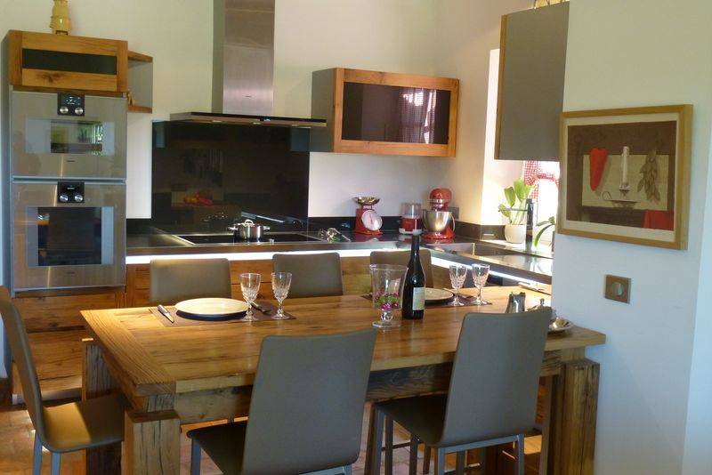 façades en chêne pour cette cuisine réalisée à Bonnieux dans le Luberon