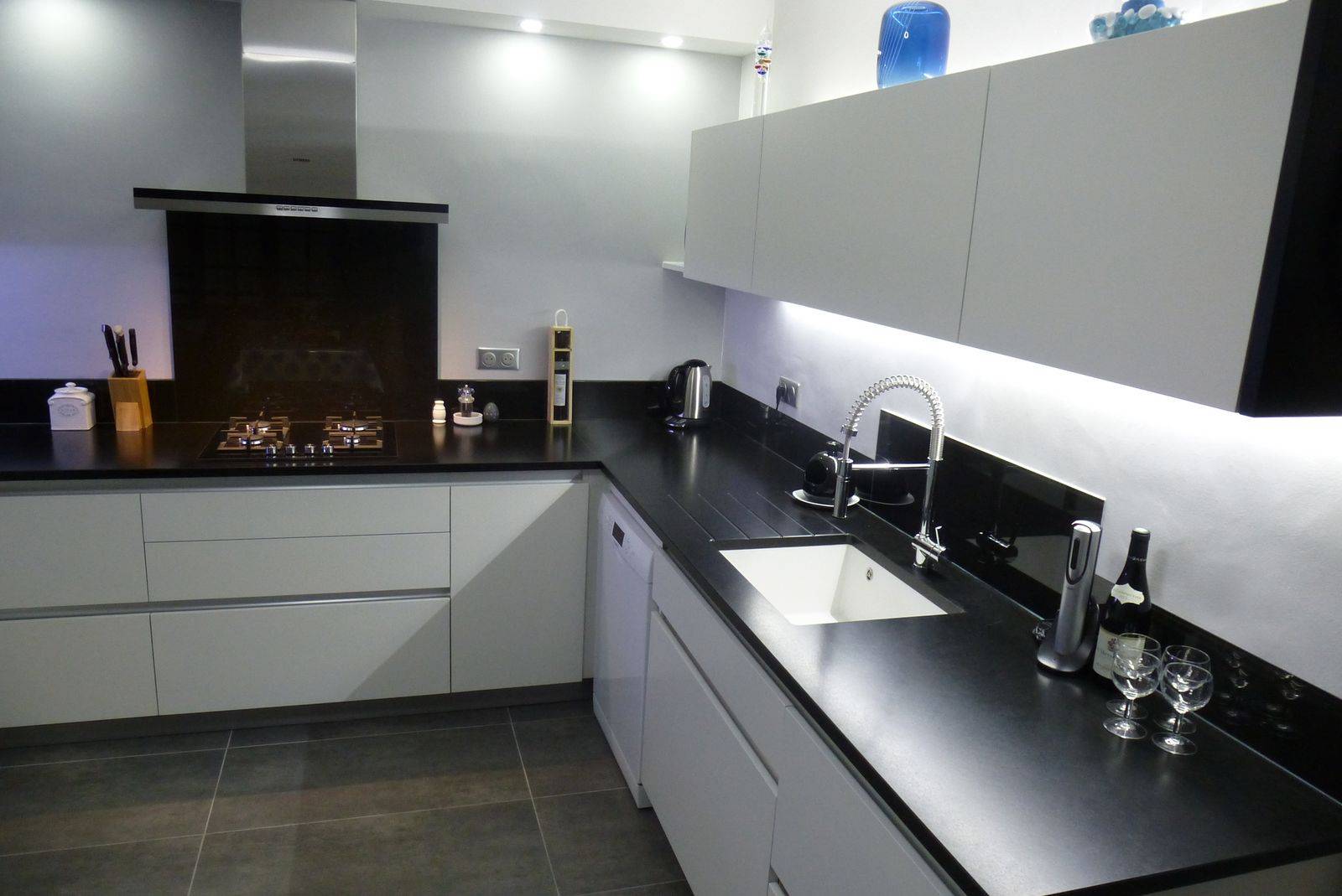 cuisine moderne avec façade de cuisine blanche design 