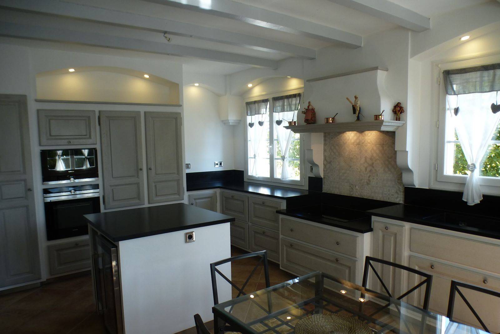 Cuisine provençale moderne en chêne réalisée à Orsan dans le Gard