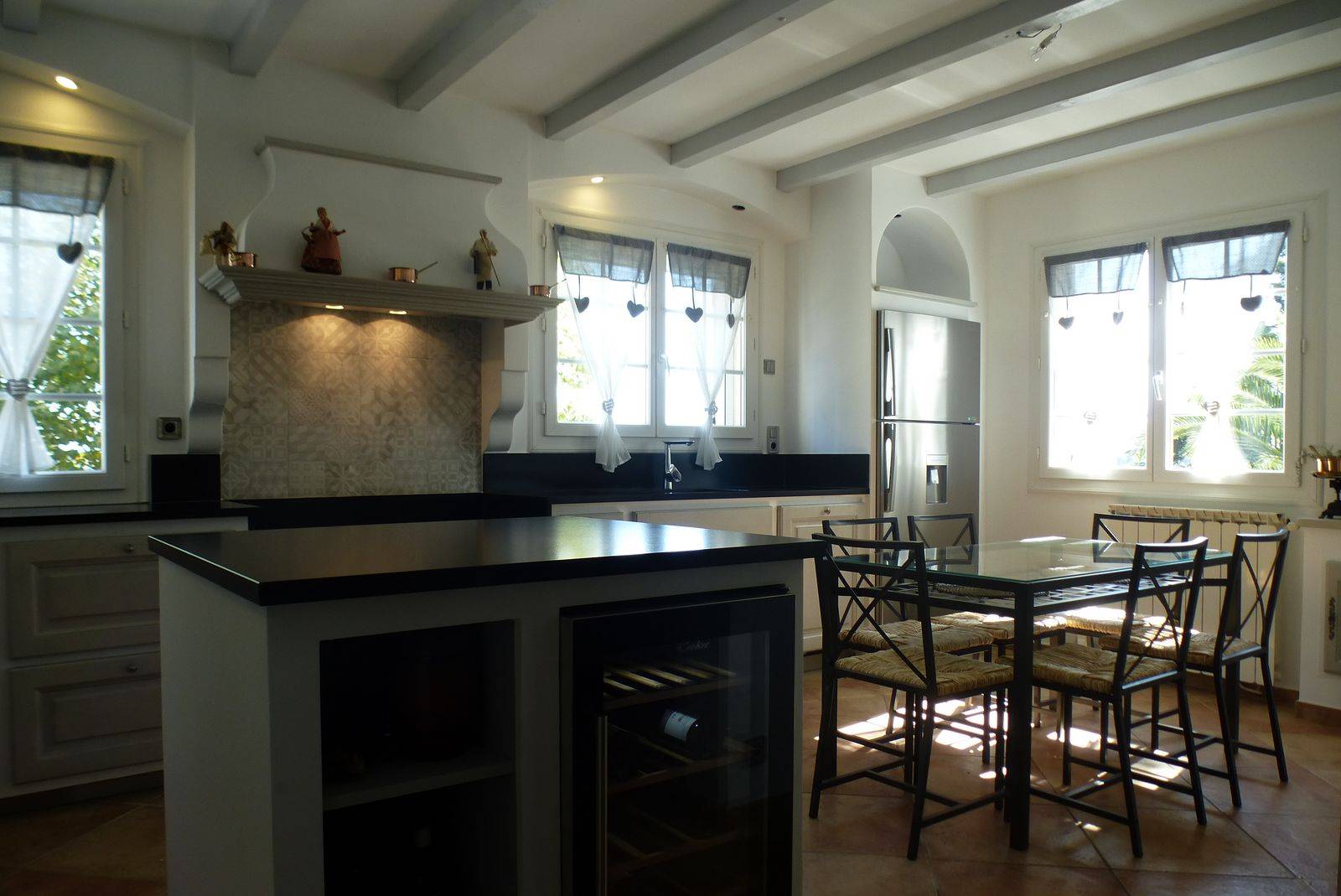 ilôt central avec Cave à vin