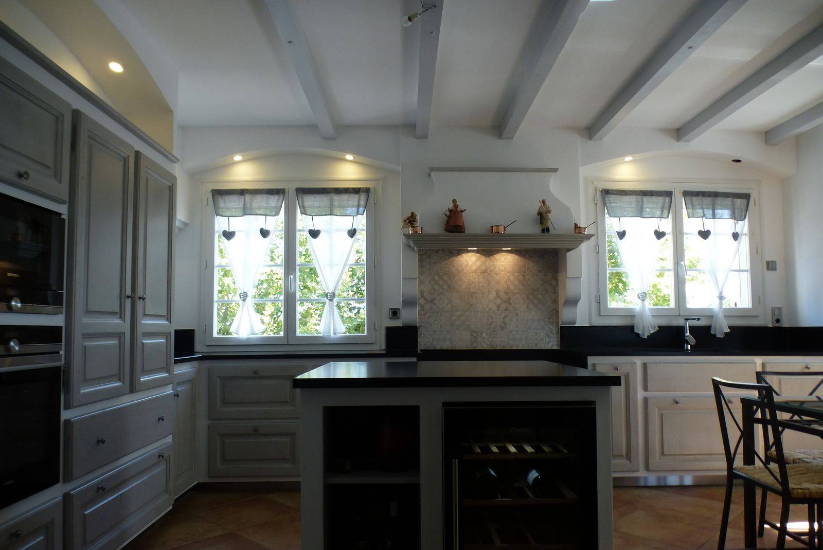 fabricant de cuisines provençales ABD select  près d'Avignon, cette cuisine provençale moderne a été réalisée à Orsan dans le Gard.