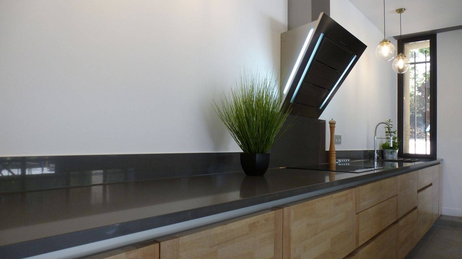 ABD select concepteur de cuisines contemporaines en bois avec îlot central et plan de travail en Silestone à Carpentras proche d'Avignon