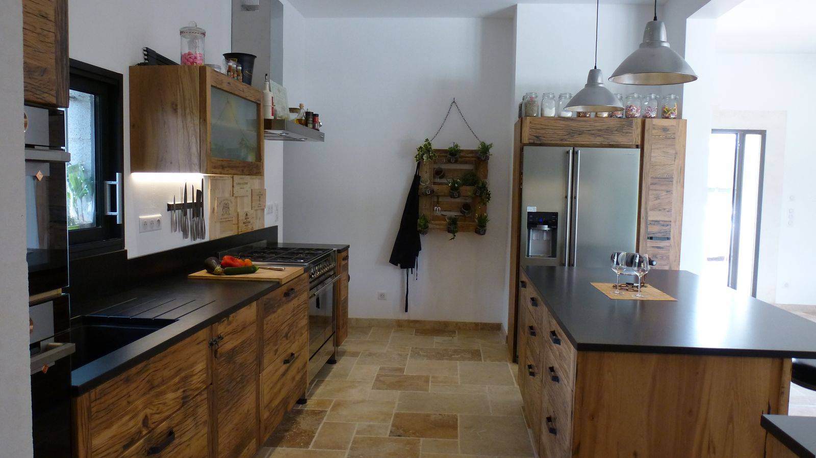 ABDselect à réalisé cette cuisine en vieux chêne avec des plans de travail en granit Zimbabwe à Chateaurenard à coté d'Avignon avec son réfrigérateur Américain inox