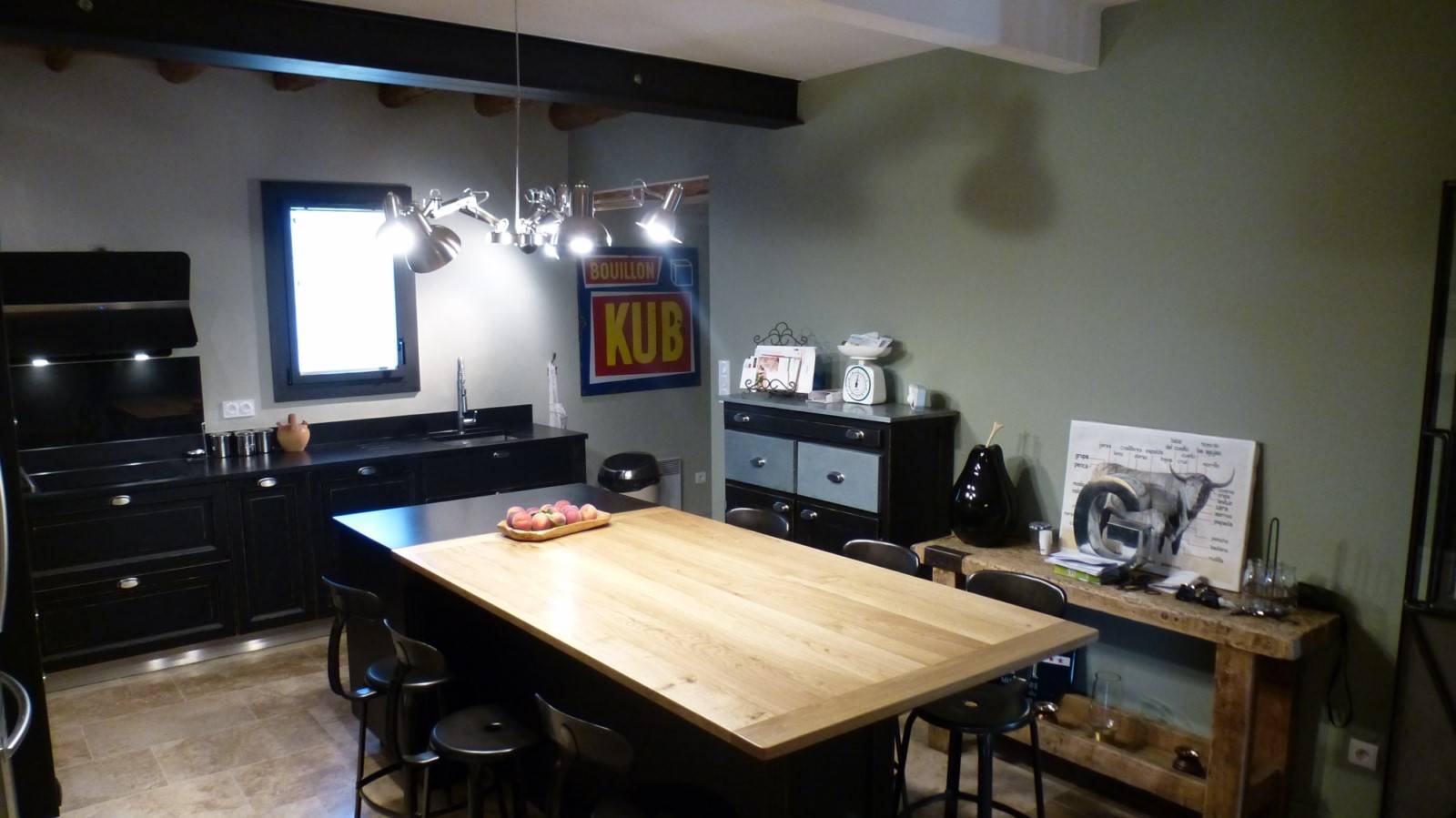 ilot central en granit avec table repas en bois conçu et fabriqué par ABD select Avignon