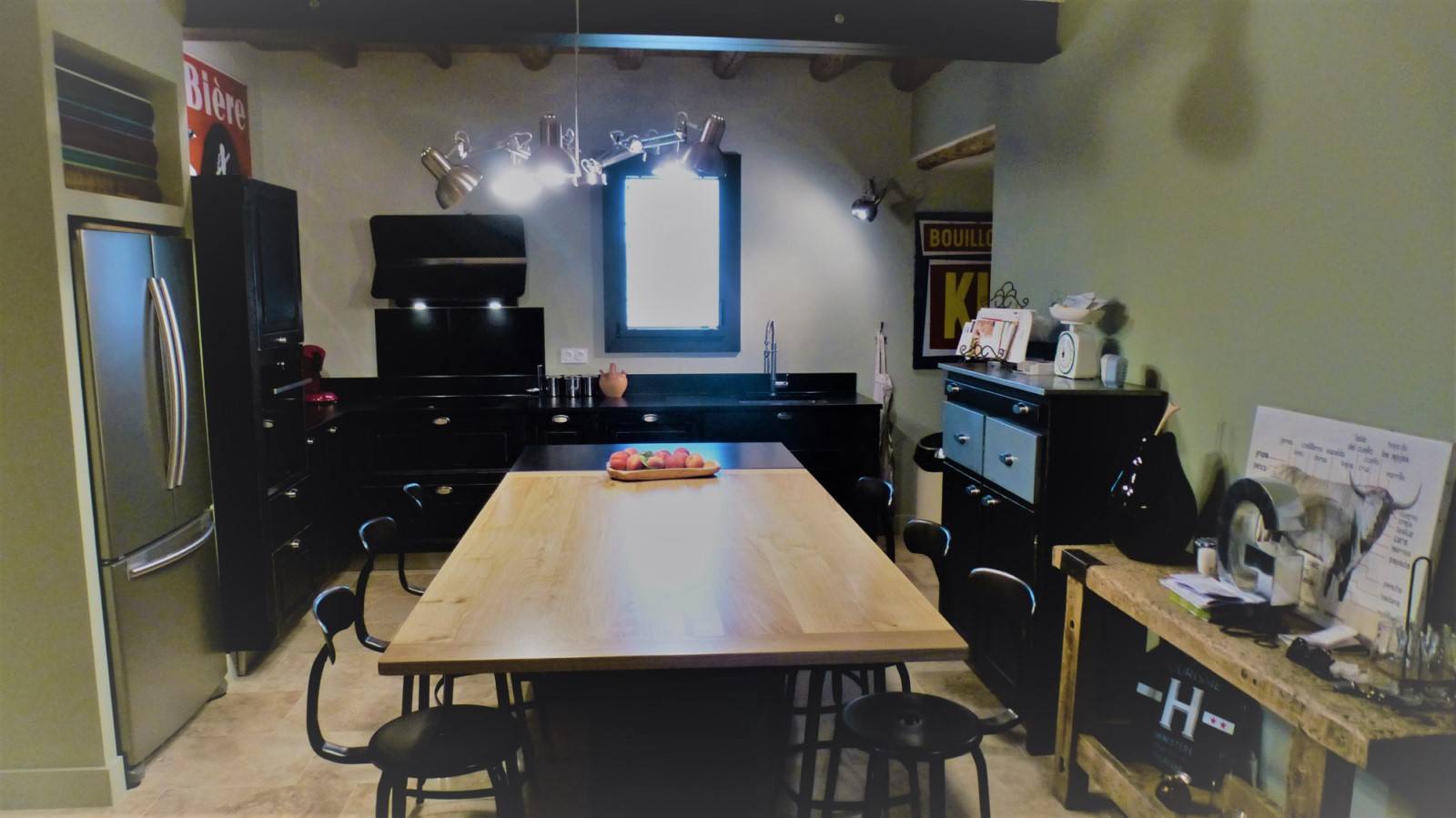 Conception et plan de cuisine sur mesure en L avec plan de travail en granit à Avignon