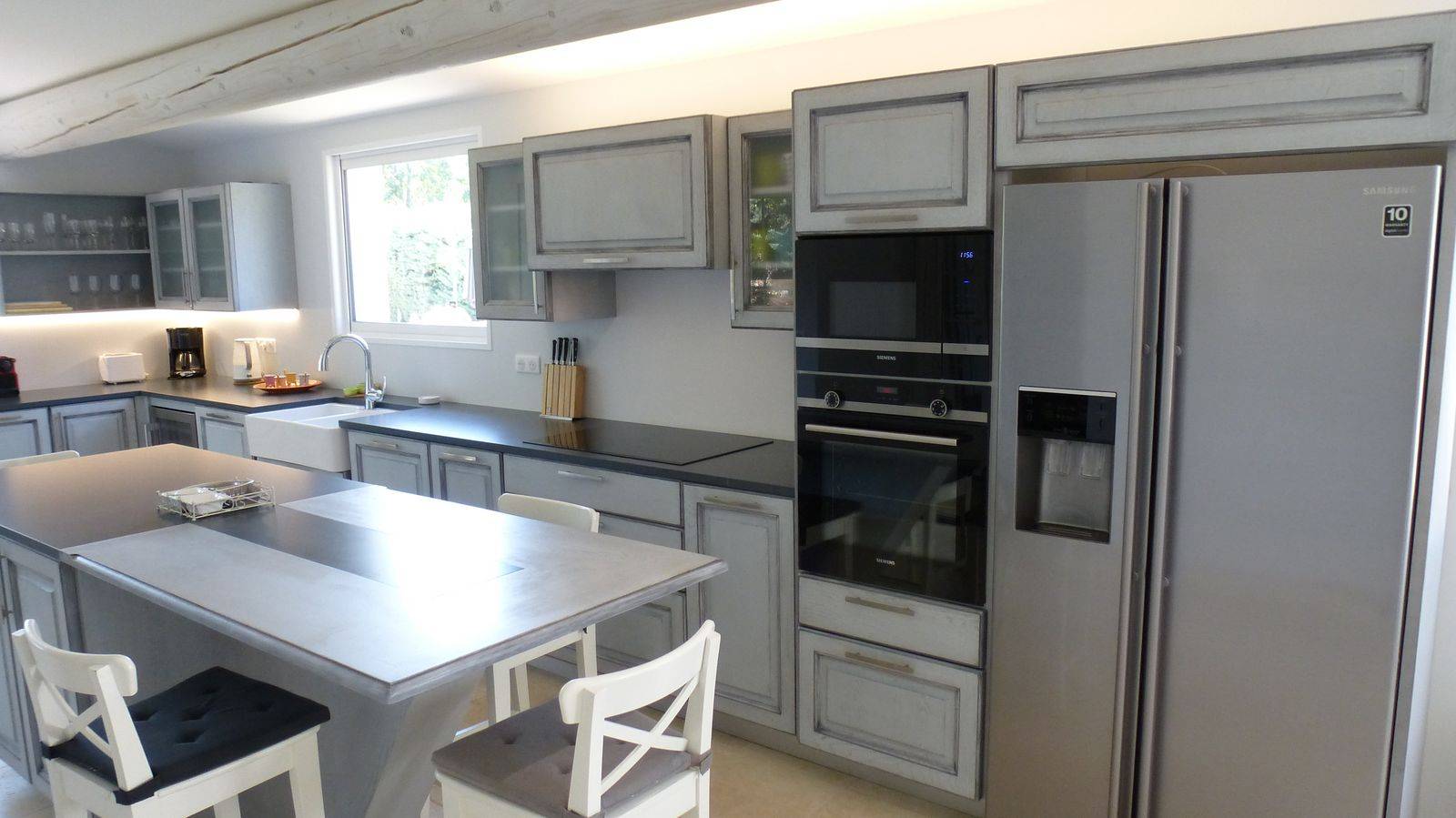 cuisine grise en chêne massif avec ilot central à GORDES