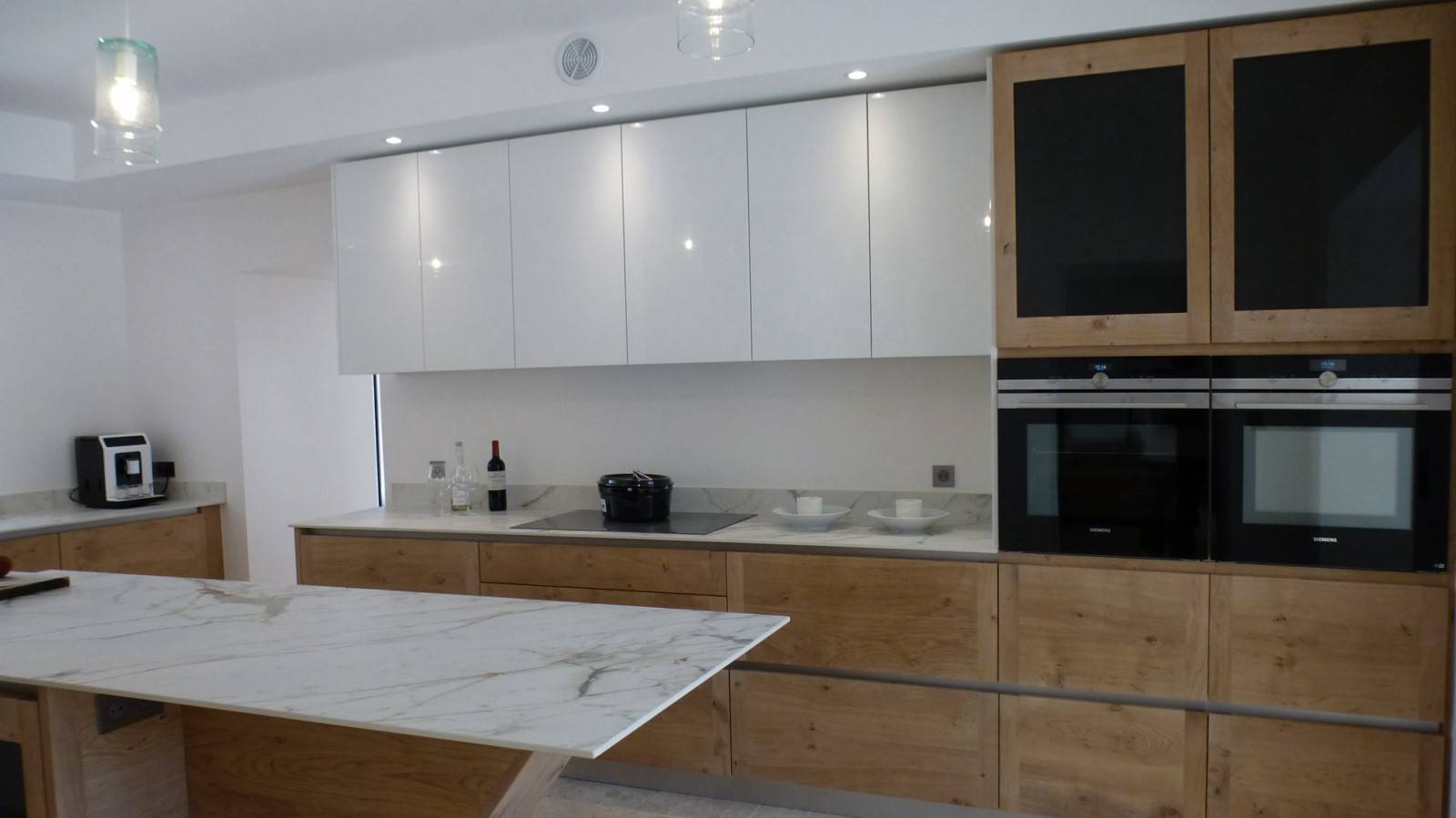 cuisine moderne en bois et laque blanche