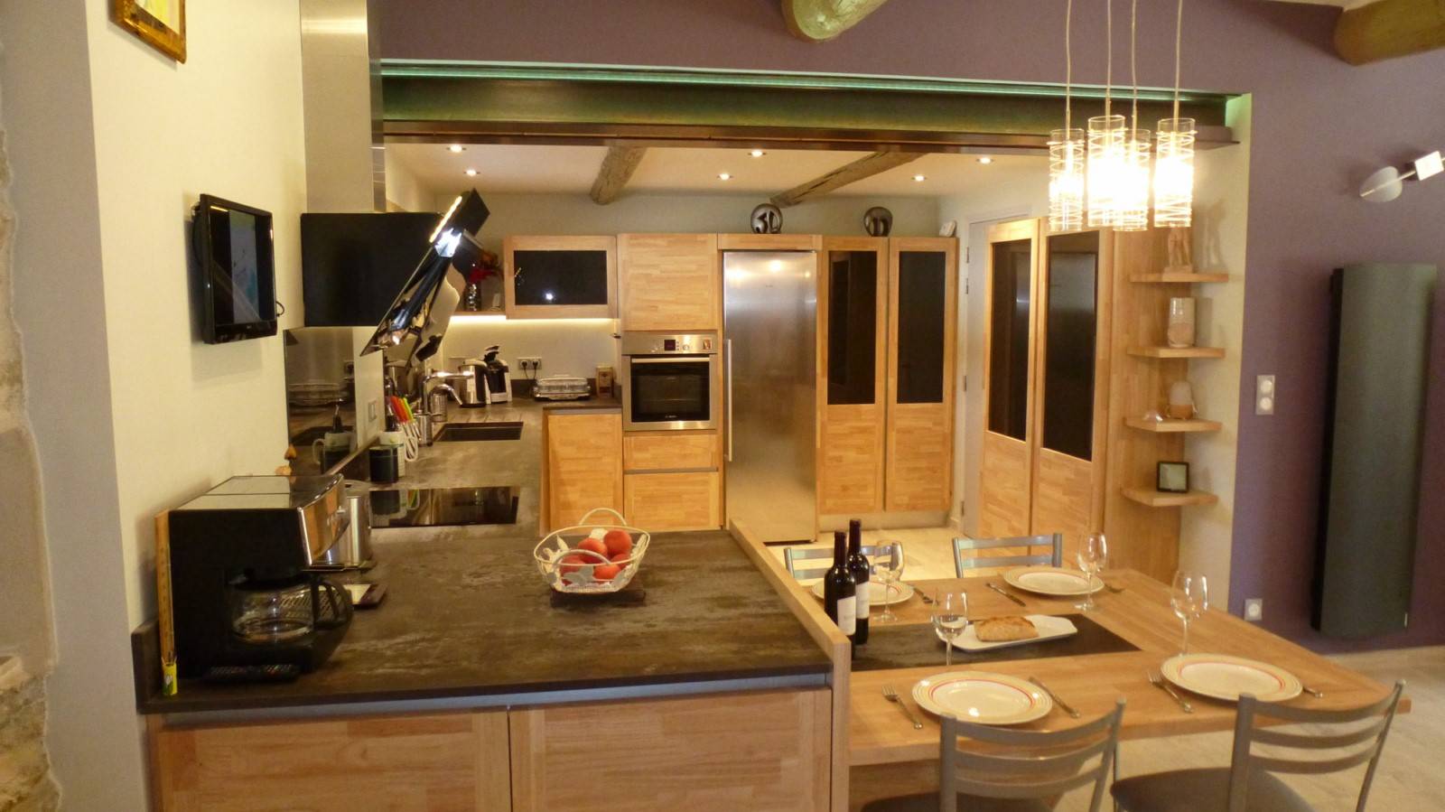 Dans un magnifique Mas rénové et aménagé avec beaucoup de gout, ABD select a installé cette cuisine sur mesure en bois d'Hévéa à PARADOU.