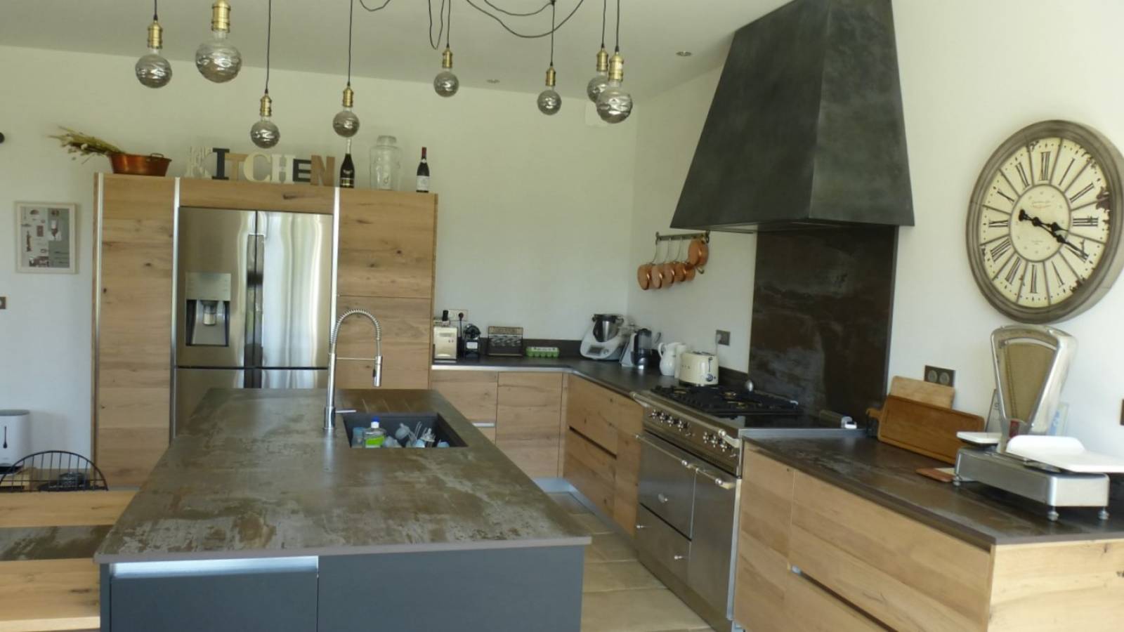 superbe cuisine en chêne plaqué avec plan de travail en Dekton. Trilium à Chateaurenard 
