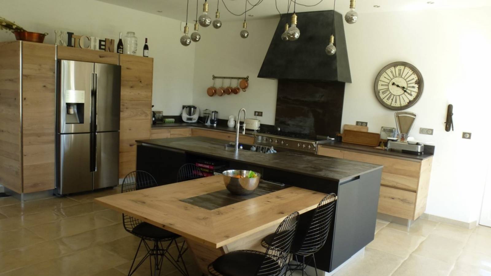 exemple de cuisines avec ilot central réalisé par ABD select cuisiniste proche d'Avignon