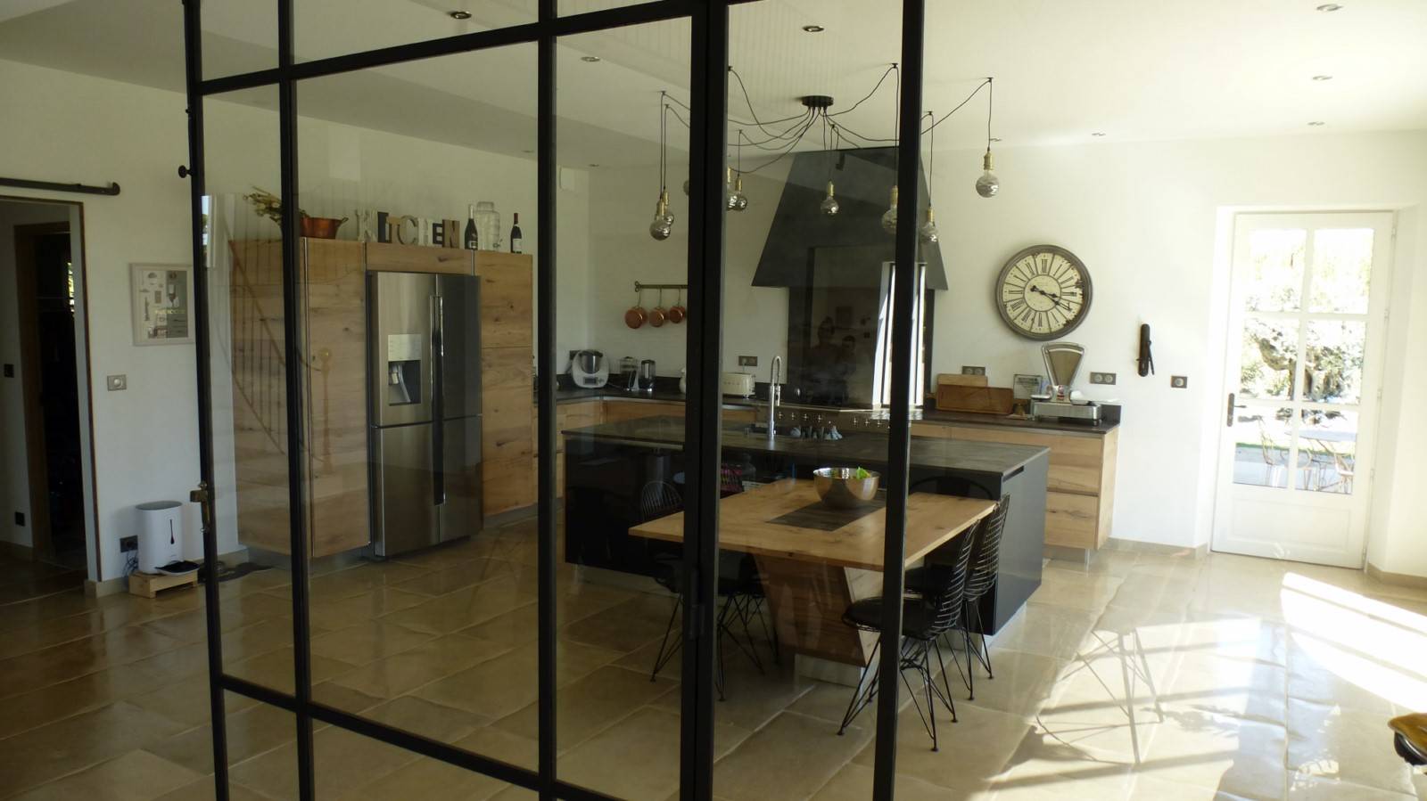 Cuisine en chêne ABDSELECT avec verrière métal proche d'AVIGNON
