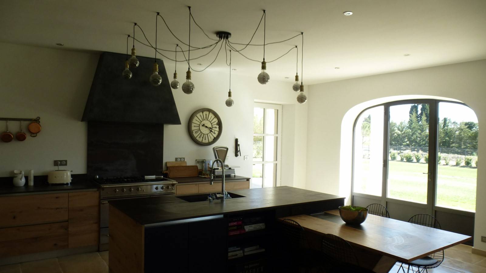 cuisine avec piano de cuisson et plan de travail en dekton