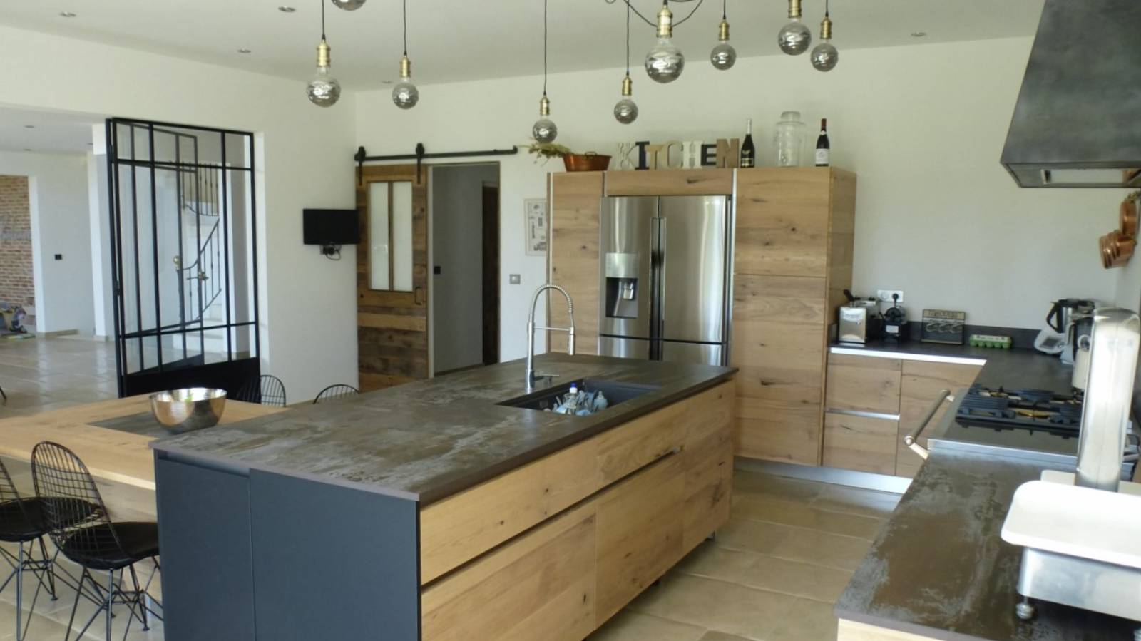 cuisine en chêne plaqué avec ilot central réalisée dans le Vaucluse par ABDselect fabricant de cuisines sur mesure.