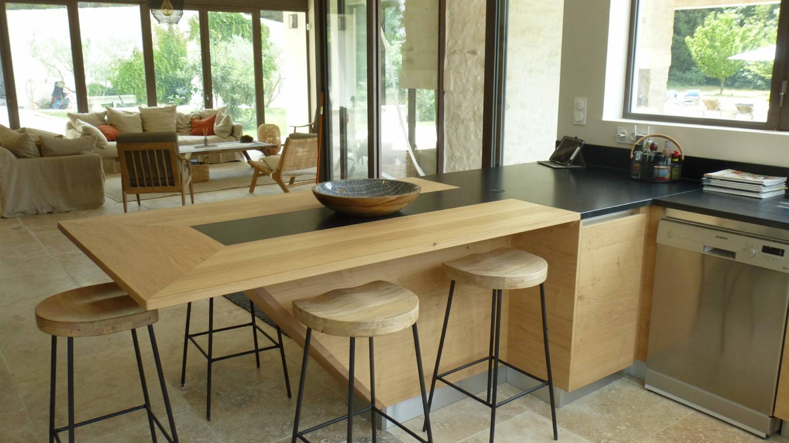 Table ilot en chêne massif sur pied incliné