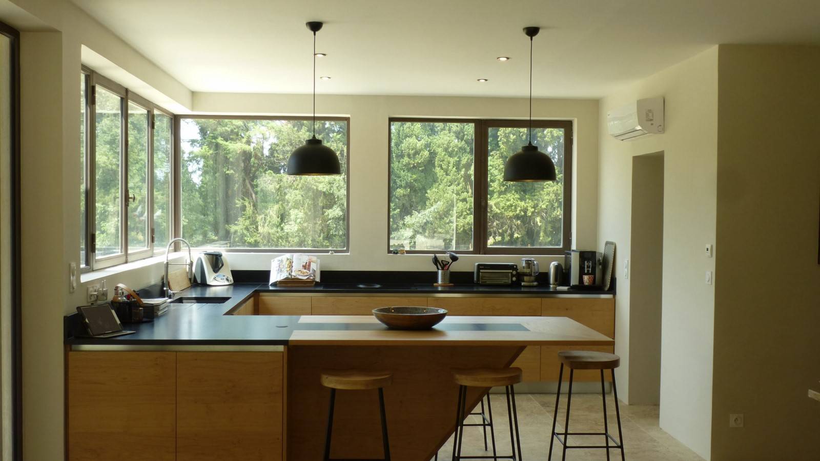 Cuisine en chêne avec plan de travail en granit noir