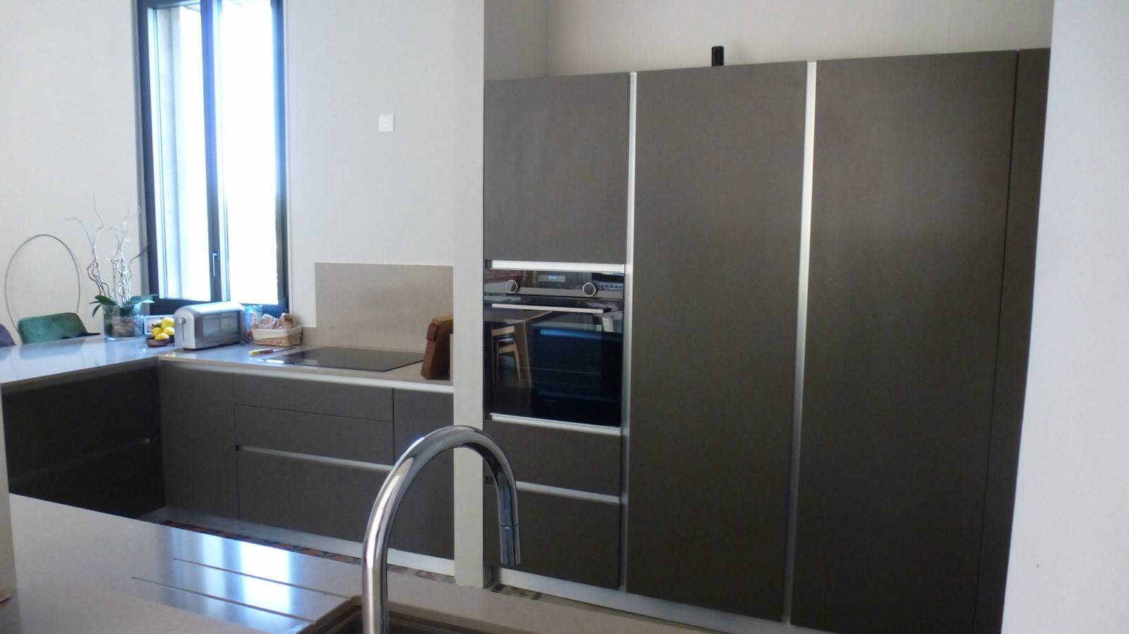 Cuisine avec des appareils électroménagers intégrés
