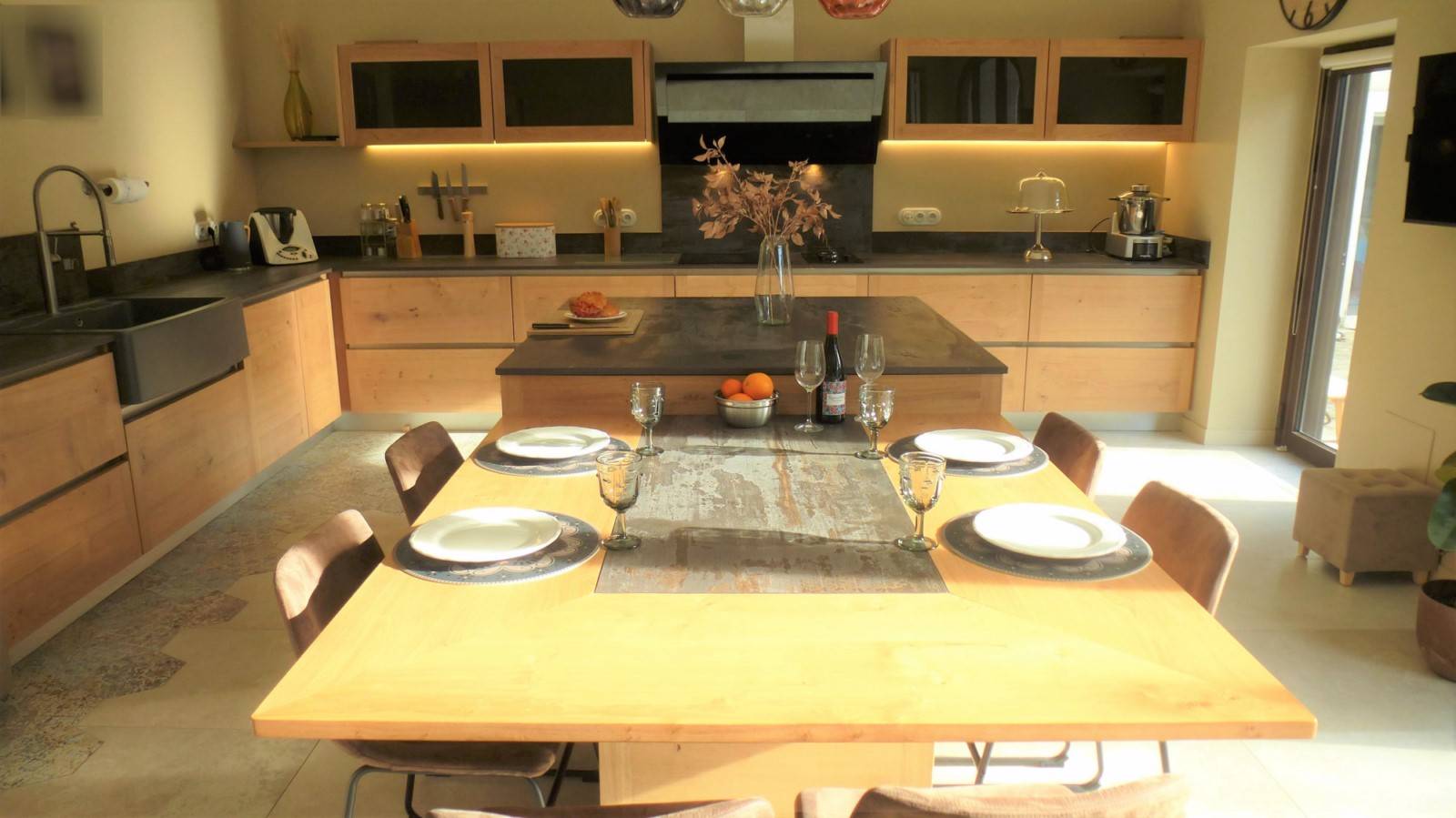 cuisine en chêne massif avec ilot central installée à Roussillon (84)