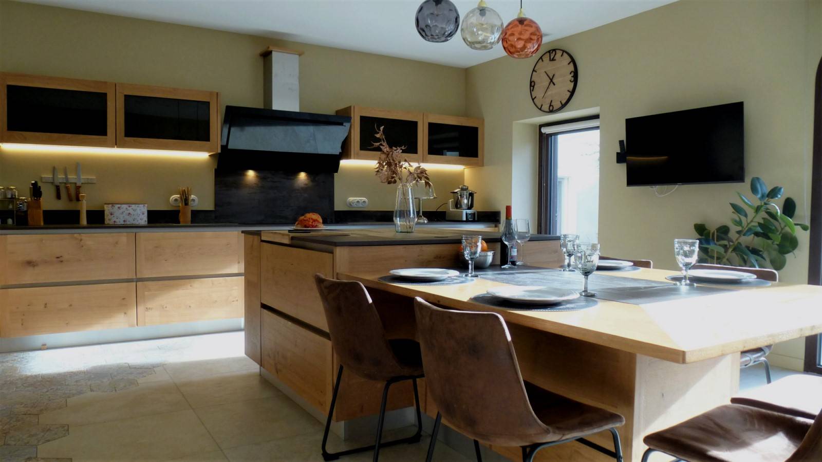 ilot central avec coin repas pour 6 personnes à Graveson