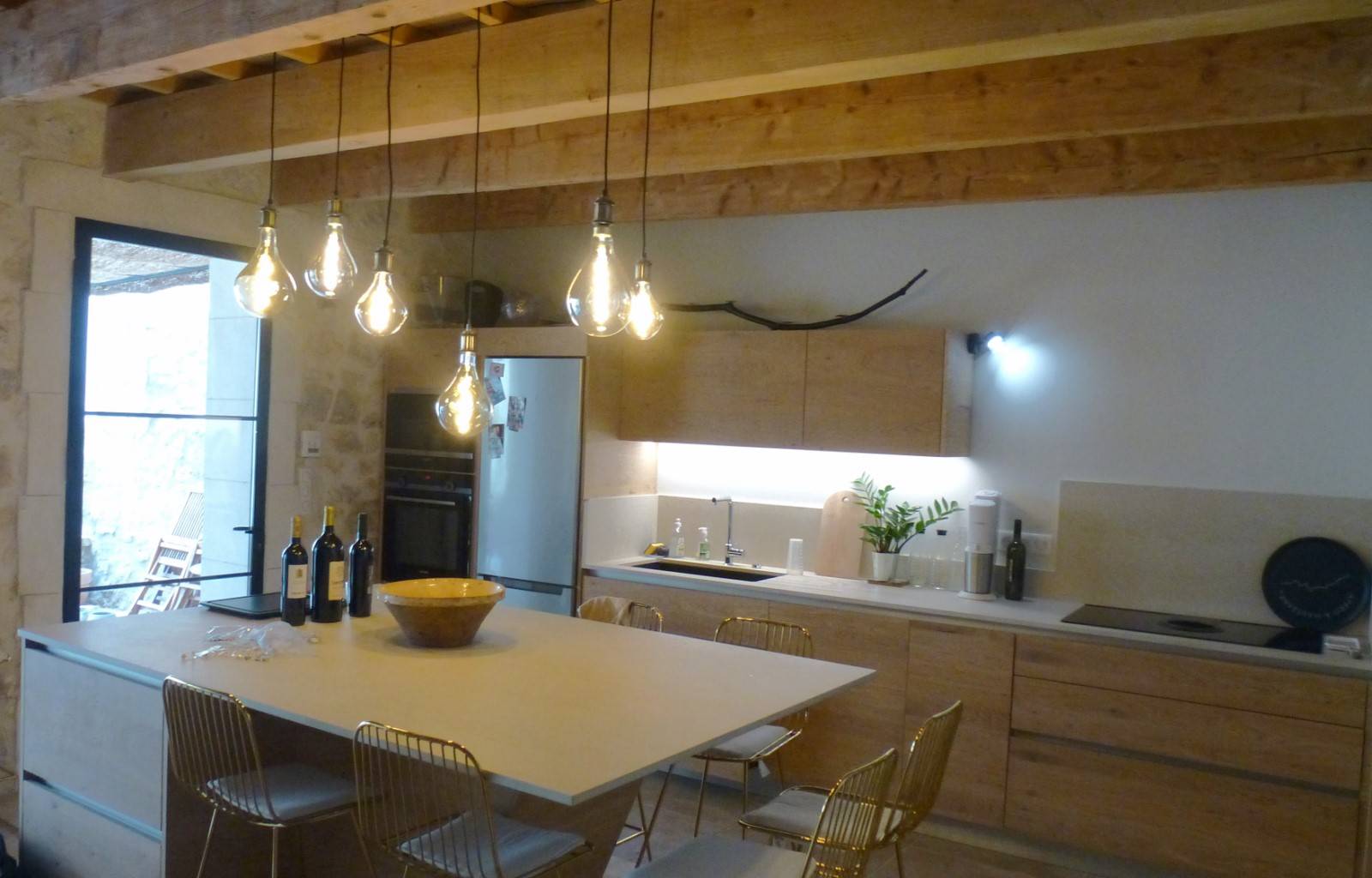 cuisine sur mesure en chêne 3 plis installée dans les Alpilles