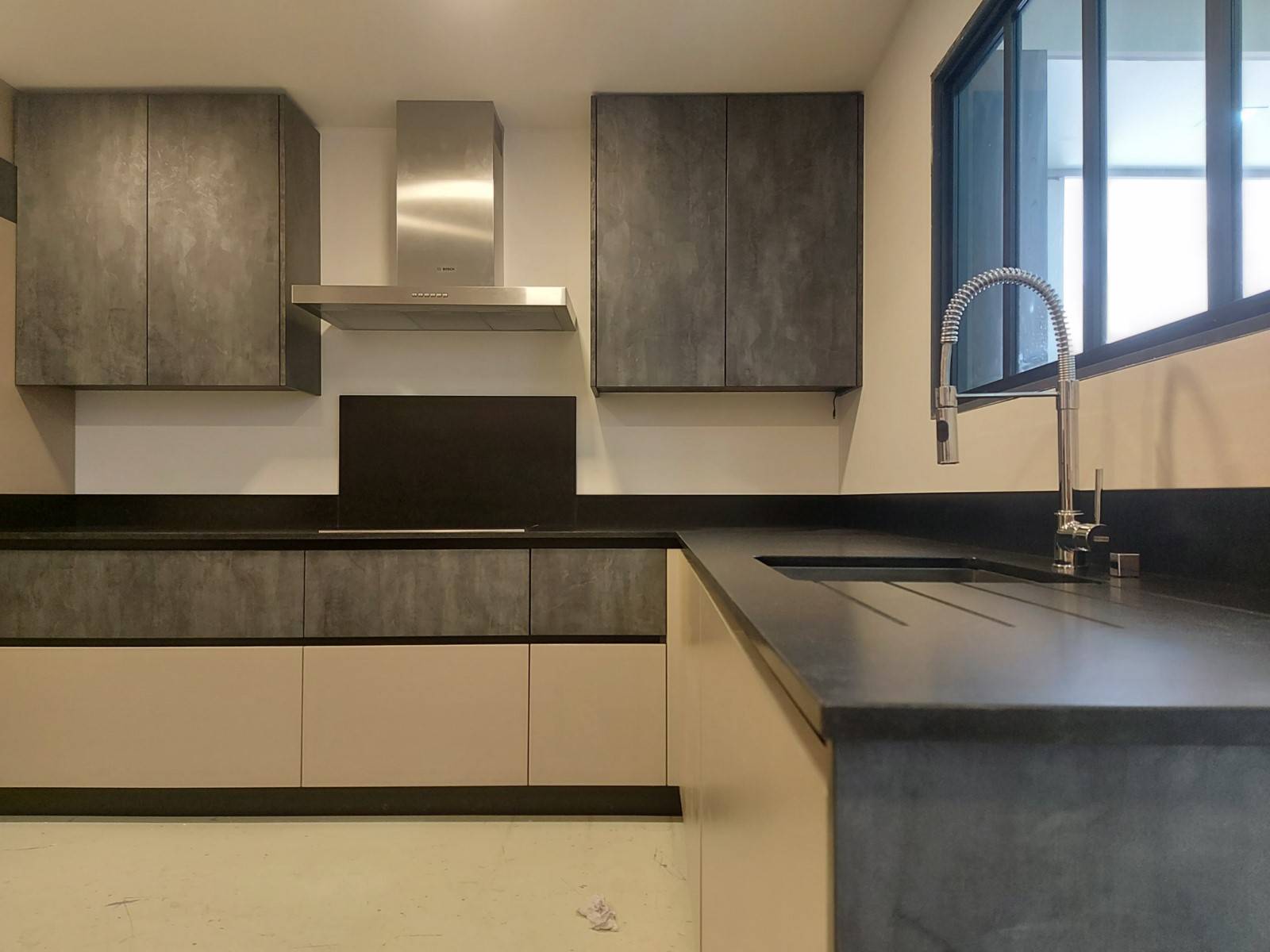 1.	Cuisine en stratifié aspect bois sur-mesure à ORANGE avec îlot central