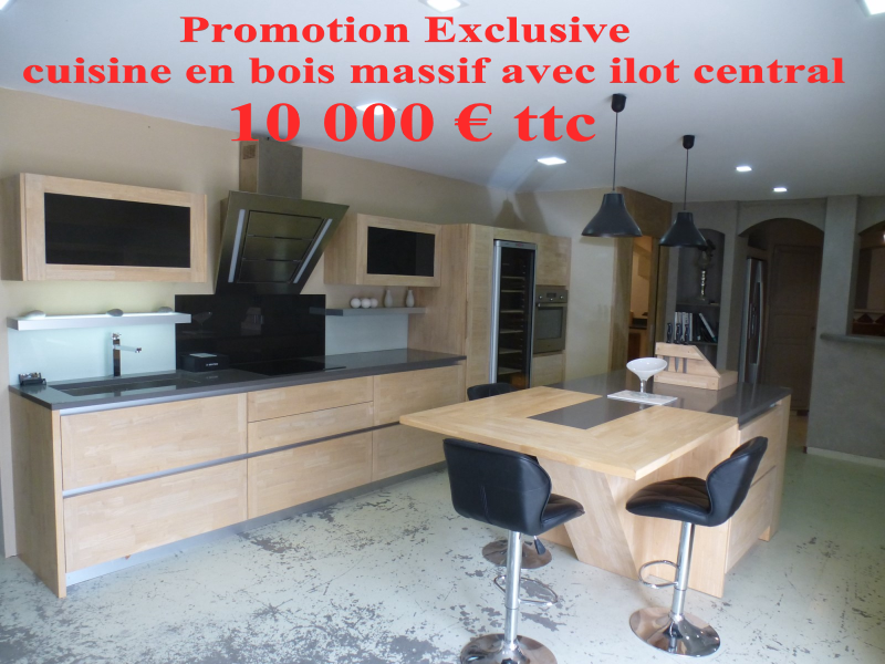 Cuisine en bois massif avec ilot central en promotion à 10 000 € ttc