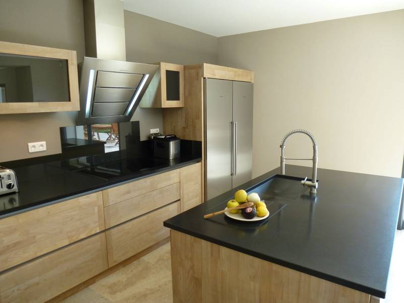 cuisine contemporaine avec plans de travail en granit installée à PARADOU dans les Alpilles