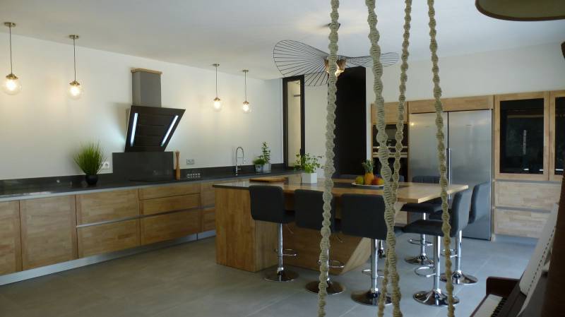 ABD select propose la conception de votre cuisine à Carpentras Conception d'une cuisine contemporaine en bois clair avec îlot central à Carpentras proche d'Avignon