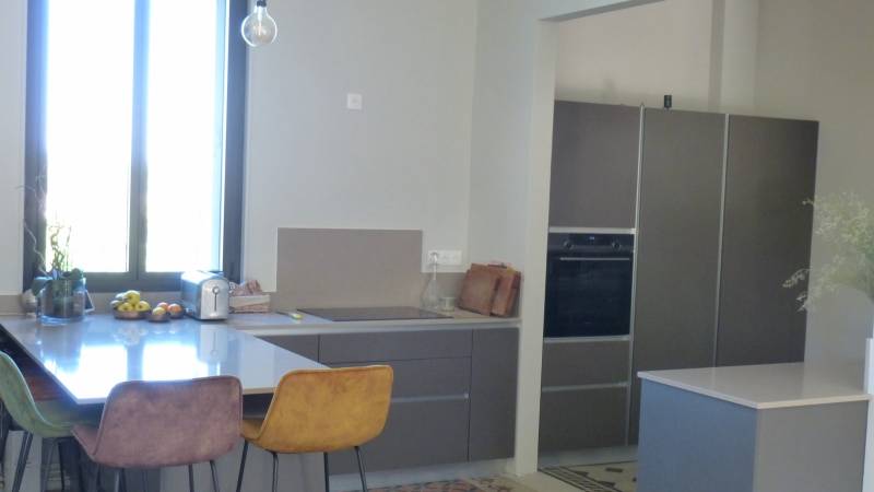 Une cuisine moderne et fonctionnelle dans une maison ancienne   ?