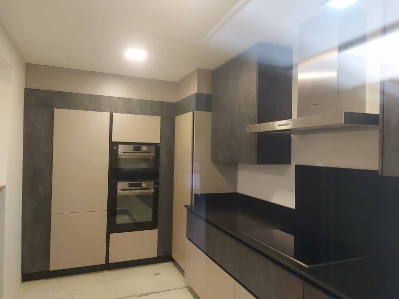 3.	Vue d’ensemble d’une cuisine haut de gamme en stratifié bois à ORANGE