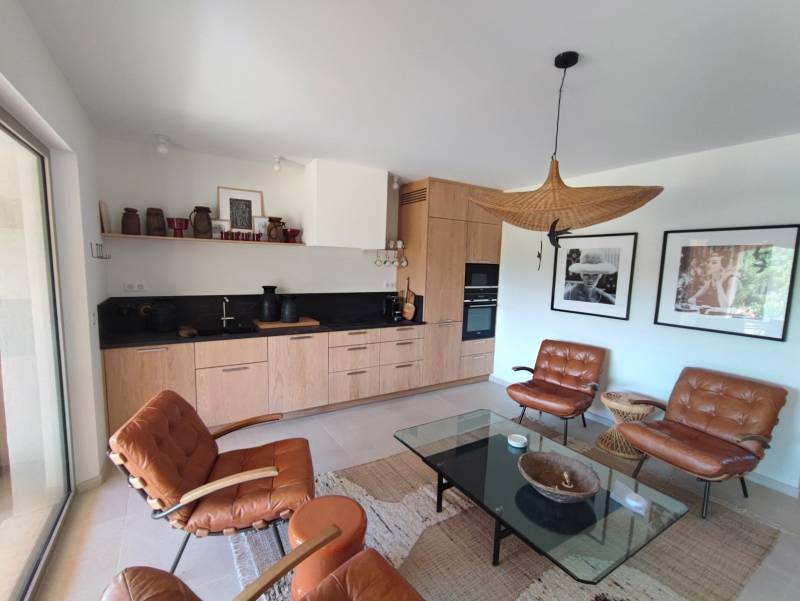 1.	Cuisine sur mesure en bois clair et design moderne à Avignon