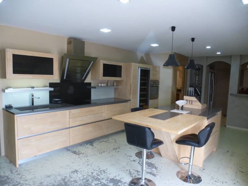 Cuisine en bois massif avec ilot central en promotion à 10 500 € ttc