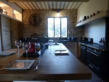 cuisine provençale avec ilot central en granit noir réalisée à NIMES