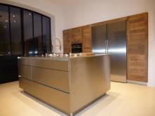 mur d'armoires inox et bois
