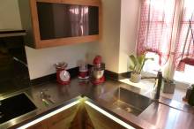 plan de travail inox à Bonnieux dans le Luberon dans cette cuisine en chêne réalisée par ABD Select cuisiniste proche d'Avignon