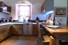 cuisine en chêne réalisée à Bonnieux dans la Luberon avec table en bois contemporaine