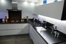 cuisine moderne avec façade de cuisine blanche design 