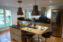 ilot central en bois et granit