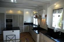 Cuisine provençale moderne en chêne réalisée à Orsan dans le Gard