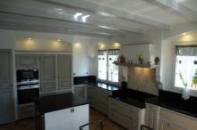 Cuisine provençale moderne en chêne réalisée à Orsan dans le Gard