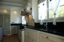 Cuisine provençale moderne en chêne réalisée à Orsan dans le Gard