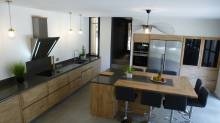 Conception d'une cuisine contemporaine intégrée en bois avec îlot central à Carpentras proche d'Avignon