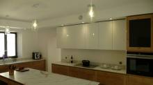 cuisine sur mesure en chêne et laque blanche design