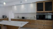 cuisine moderne en bois et laque blanche