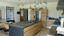 cuisine en chêne plaqué avec ilot central réalisée dans le Vaucluse par ABDselect fabricant de cuisines sur mesure.