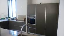 Cuisine avec des appareils électroménagers intégrés