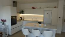 exemple de cuisine moderne en laque à  Avignon