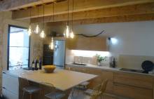 cuisine sur mesure en chêne 3 plis installée dans les Alpilles